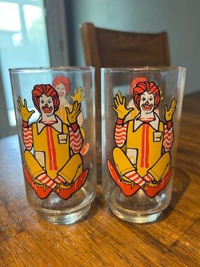 VINTAGE 1977 McDonald's Ronald McDonald Collector Series Glasses - set of 2